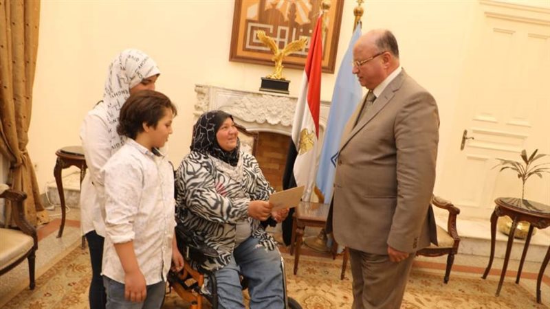 محافظ القاهرة يقدم