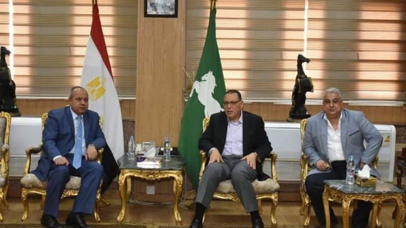 محافظ الشرقية أثناء