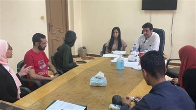 مدير البطولة يواصل اجتماعاته مع المتطوعين قبل انطلاق كأس العالم للمبارزة بالقاهرة 