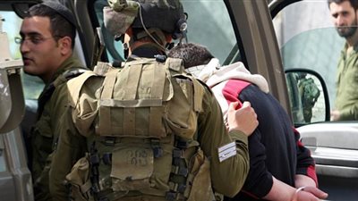  الاحتلال يعتقل 3 مقدسيين ويستدعي أسيًرا مُحررًا ويمدد إبعاد ناشطة شهيرة عن الأقصى