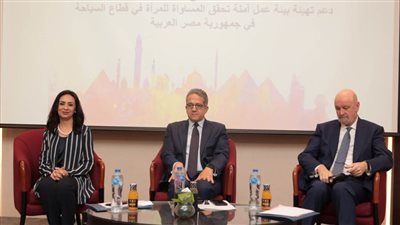 وزير السياحة يشارك في احتفالية لدعم المرأة