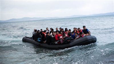 اليونان: إنقاذ 108 مهاجرين كانوا على متن قارب شراعي في بحر إيجه