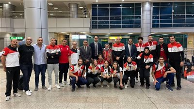 وفد رسمي في استقبال بعثة السلاح بمطار القاهرة بعد الفوز بلقب بطولة إفريقيا بالمغرب بـ ٢١ ميدالية