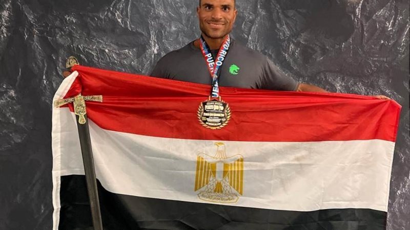 حسن مصطفى يحتفل بعلم