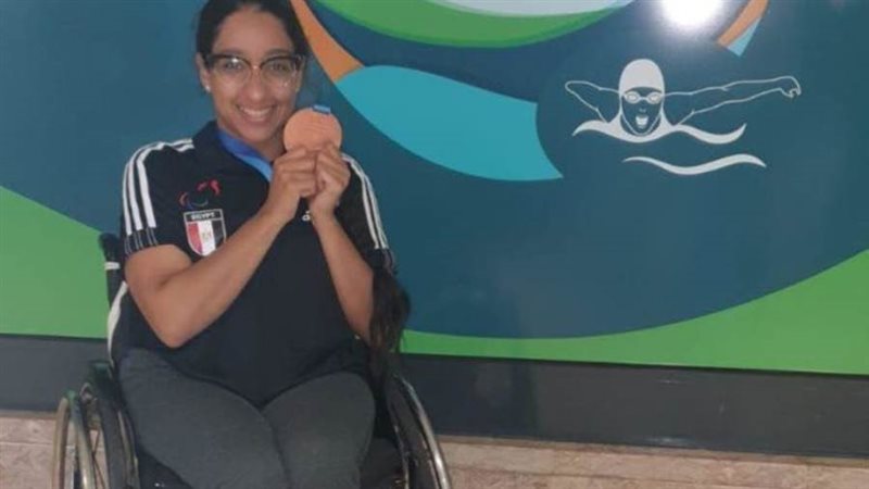 آية أيمن بطلة السباحة