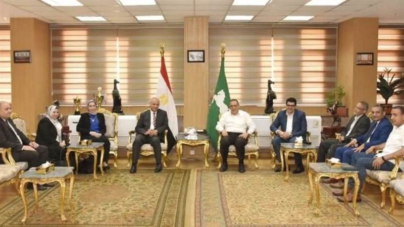 محافظ الشرقية أثناء