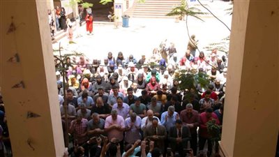 طلاب وأساتذة جامعة المنصورة يؤدون صلاة الغائب على الطالبة 