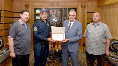 رئيس جامعة المنصورة يكرم فرد الأمن لشجاعته في ضبط قاتل 