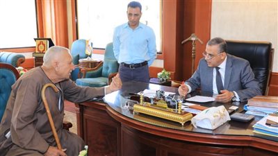 محافظ سوهاج والسكرتير المساعد يلتقون 90 مواطنًا لبحث مطالبهم وحل شكواهم