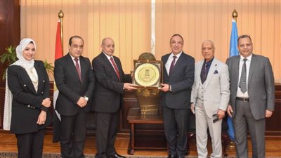 رئيس النيابة الإدارية يلتقي محافظ الإسكندرية 