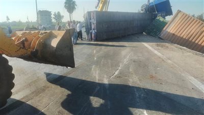 انقلاب سيارة نقل محملة بالسيراميك على طريق جمصة الدولي 