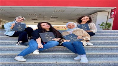 طالبات يصممن تطبيقًا لمساعدة المرأة صحيًا في مشروع تخرج