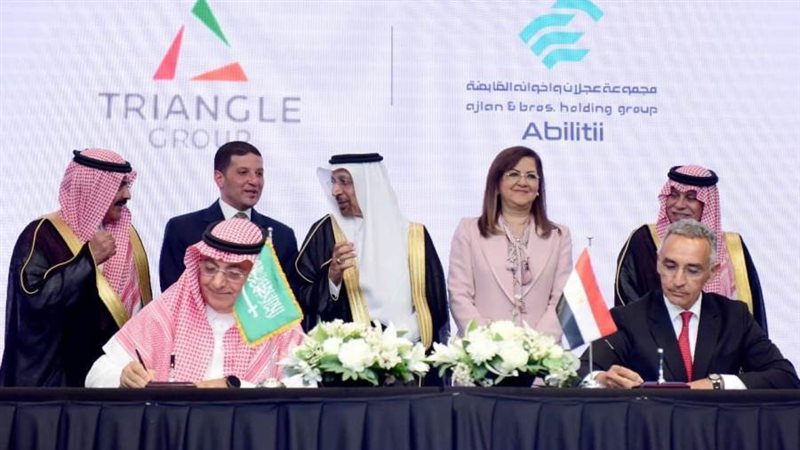 جانب من توقيع الاتفاقيات