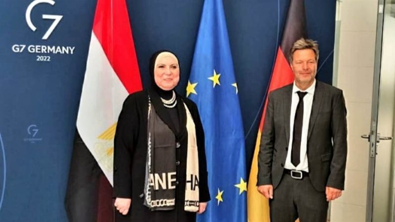 وزيرة التجارة والصناعة