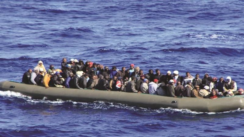 قارب يحمل مهاجرين