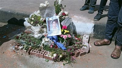 باقات الزهور تزين مكان مقتل طالبة جامعة المنصورة نيرة أشرف