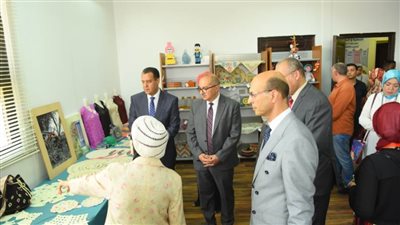 رئيس جامعة أسيوط يفتتح معرضًا فنيًا لطلاب كلية الفنون الجميلة