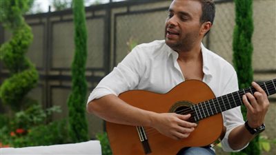 رامي صبري يطرح نسخة جديدة من أغنية «هي».. فيديو