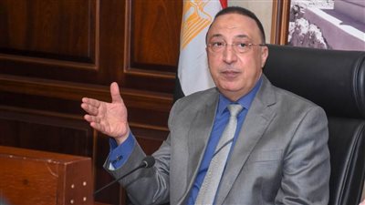 محافظ الإسكندرية يكافئ عاملة بشاطئ ميامي العام لأمانتها