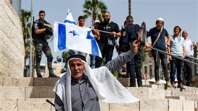 مستوطنون يقتحمون قرية بنابلس وآخرون يضعون أعلاما إسرائيلية فوق مئذنة مسجد ببيت لحم