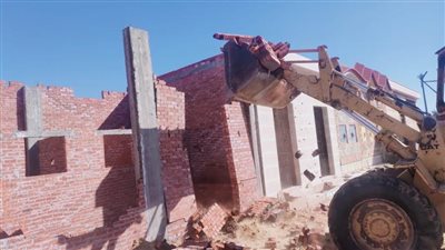 إزالة أعمال بناء مخالف وعلى أرض زراعية بالإسكندرية