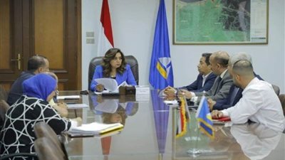 محافظ دمياط تتابع موقف التزام الشركات بالمنطقة الحرة بالاشتراطات والمعايير البيئية