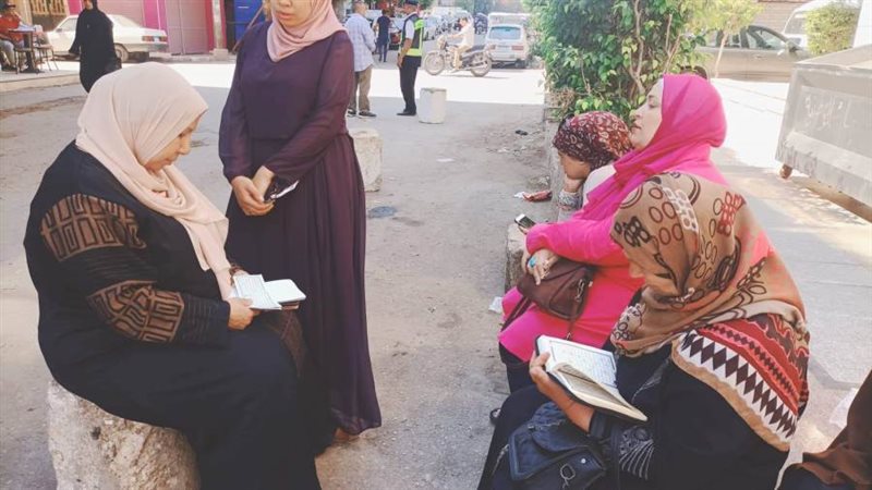 أولياء الأمور يتلون