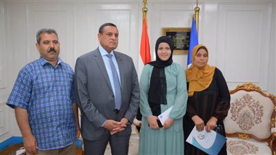 محافظ البحيرة يستقبل الطالبة علا الخرادلي الأولى على المحافظة في الشهادة الإعدادية