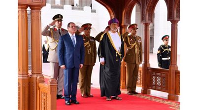 أعلام مصر تزين شوارع مسقط و21 طلقة تحية في استقبال الرئيس السيسي