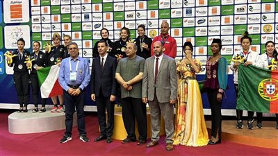 رئيس الأولمبية يسلم سيدات منتخب تنس الطاولة الميدالية الذهبية