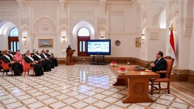 الرئيس السيسي وممثلو مجتمع الأعمال العماني يشاهدون فيلمًا وثائقيًا عن مسيرة الإنجازات المصرية