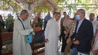 محافظ القليوبية يودع أول فوج 32 حاجا وحاجة لأداء مناسك الحج