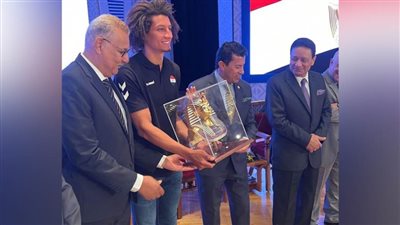 وزير الرياضة يُكرم علي زين لاعب المنتخب المصري لكرة اليد