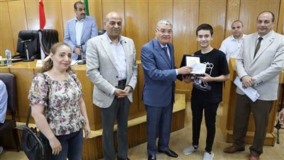 محافظ المنيا يكرم شابين لإعادتهما 170 ألف جنيه لصاحبها