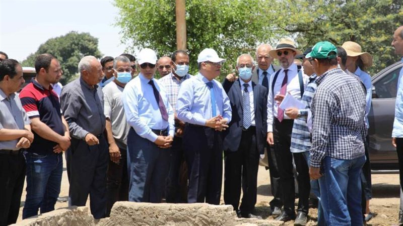 محافظ المنيا والسفير