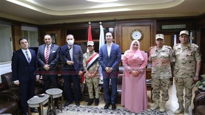 لفتة إنسانية من محافظ كفر الشيخ لطفلة تأخرت عن إحياء ذكرى 30 يونيو 