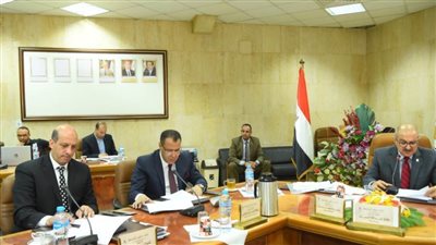 رئيس جامعة أسيوط يكرم العميد السابق لكلية التجارة ويرحب بالعمداء الجدد 