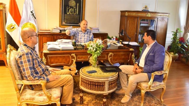 محافظ أسيوط يناقش