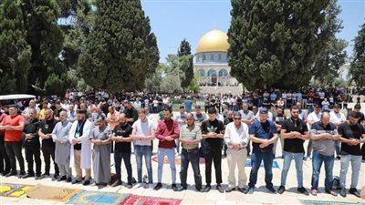 عشرات الآلاف من الفلسطينيين يؤدون صلاة الجمعة في رحاب المسجد الأقصى الشريف
