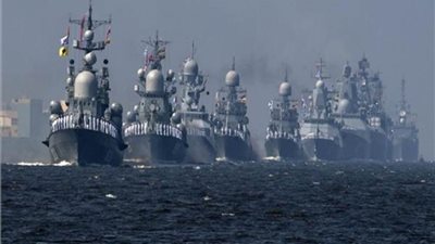 ثلاث سفن حربية روسية تمر بين جزيرتين في أقصى غرب اليابان