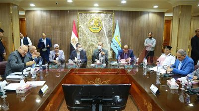 محافظ كفر الشيخ يستعرض المشروعات الجديدة ويستمع لمطالب النواب