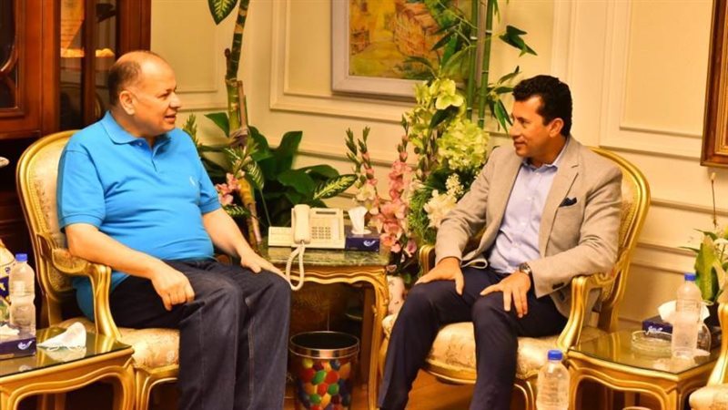 محافظ أسيوط يستقبل