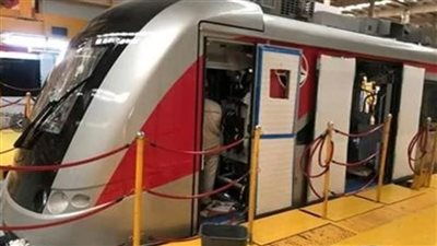 الرئيس السيسي يستقل القطار الكهربائي الخفيف إيذانا ببدء تشغيله