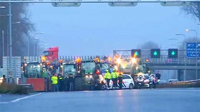 مزارعون يقطعون الطرق في هولندا اعتراضا على سياسات الحكومة تجاه القطاع الزراعي