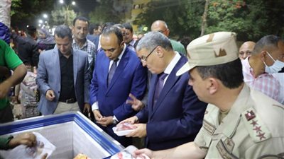 استعدادًا لعيد الأضحى.. محافظ المنيا يتفقد معرض السلع الغذائية وبيع اللحوم ببني مزار 