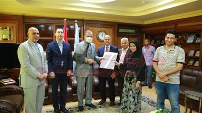 محافظ كفر الشيخ ونائبه يكرمان أوائل الدبلومات الفنية