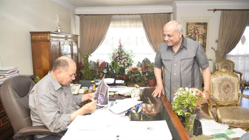 محافظ أسيوط يناقش