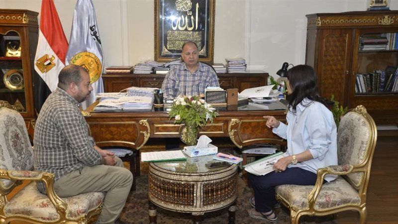 محافظ أسيوط يبحث