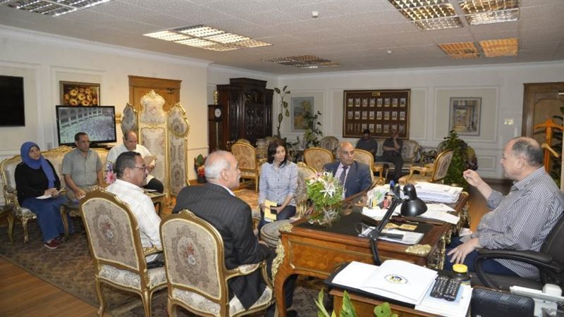 محافظ أسيوط يناقش