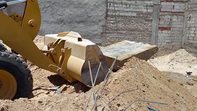 حملة إزالة لأساسيات مبنى مخالف للقانون بالعريش